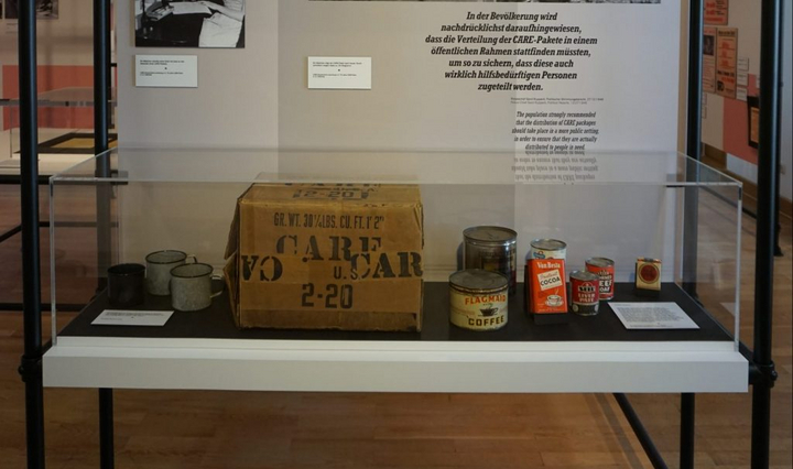 Vitrine mit einem CARE-Paket mit Inhalt im Themenbereich Hungerwinter 1946/47 in der Ausstellung „Als die Demokratie zurückkam“ im Vonderau Museum. © Stadt Fulda