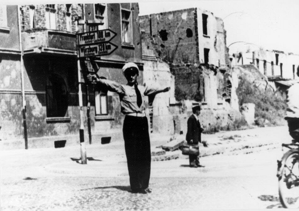 Verkehrsposten Hugo Sallmann an der Ecke Buttlarstraße/Kurfürstenstraße in Fulda 1946 © Stadtarchiv Fulda