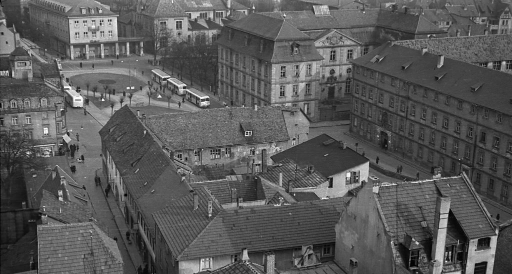 Blick vom Turm der Stadtpfarrkirche auf den Universitätsplatz, die Stadtschule und die alte Universität, 6.12.1949 © Stadtarchiv Fulda/Bildarchiv, Foto: Julius Cäsar