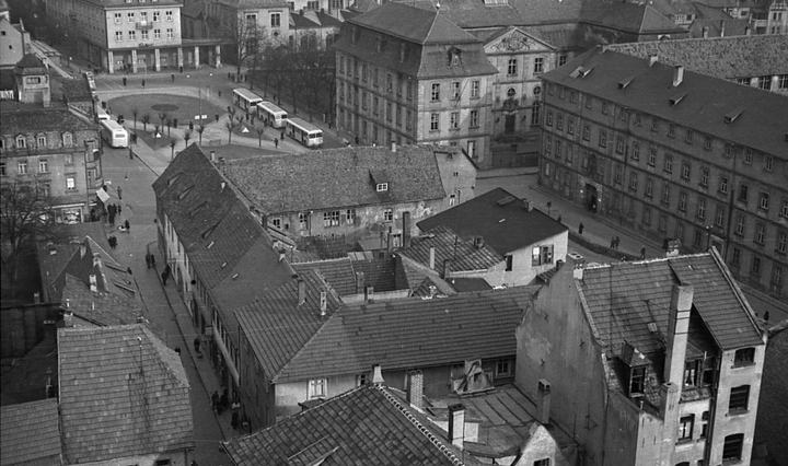 Blick vom Turm der Stadtpfarrkirche auf den Universitätsplatz, die Stadtschule und die alte Universität, 6.12.1949 © Stadtarchiv Fulda/Bildarchiv, Foto: Julius Cäsar