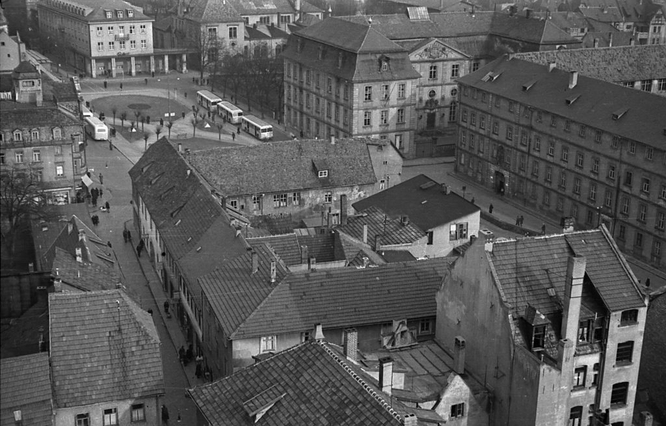 Blick vom Turm der Stadtpfarrkirche auf den Universitätsplatz, die Stadtschule und die alte Universität, 6.12.1949 © Stadtarchiv Fulda/Bildarchiv, Foto: Julius Cäsar