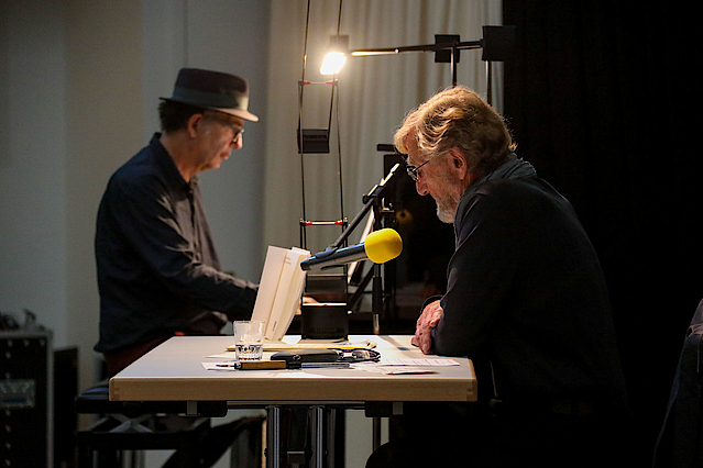 Die Lesung wurde musikalisch von Bardo Henning begleitet. © Osthessen-News / Henrik Schmitt