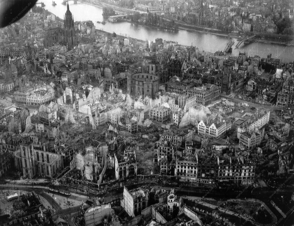 Luftaufnahme des zerstörten Frankfurt am Main aus dem Juni 1946 © Bildarchiv Markus Lenz, Frankfurt am Main