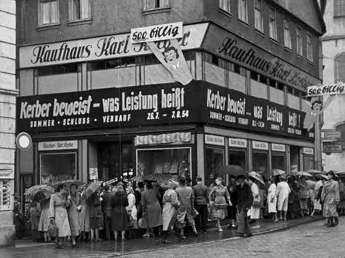 Sommerschlussverkauf im Kaufhaus Karl Kerber in der Markstraße 1954. © Stadtarchiv Fulda, Fotos: Hubert Weber 